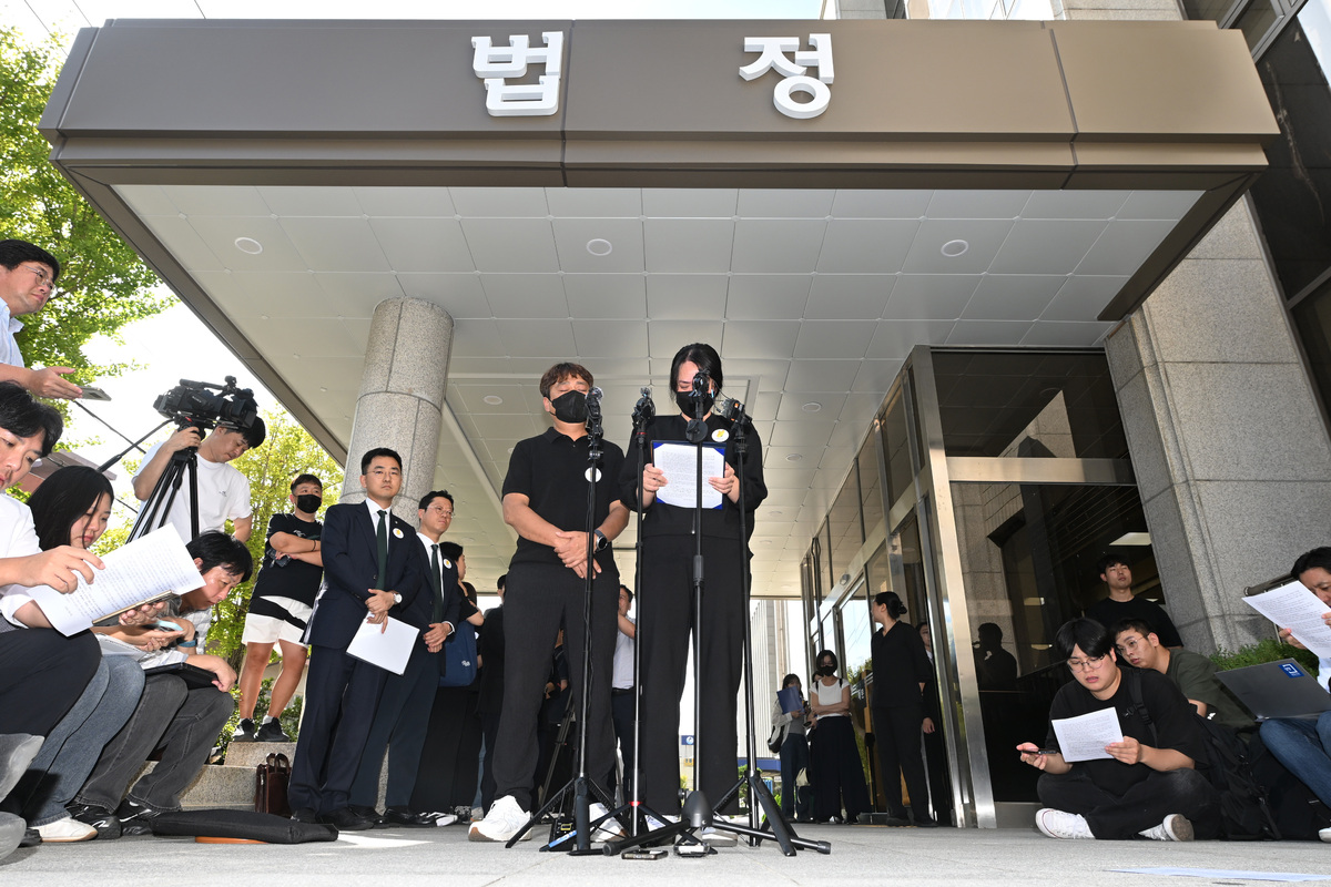 ‘여고생 살해범’&nbsp;장윤기가 1심에서 무기징역을 선고받은 30일 오후 전남광주 동구 광주지법에서 장윤기에게 살해된 고(故) 이채원양의 부모가 입장문을 읽고 있다. 사진=뉴시스