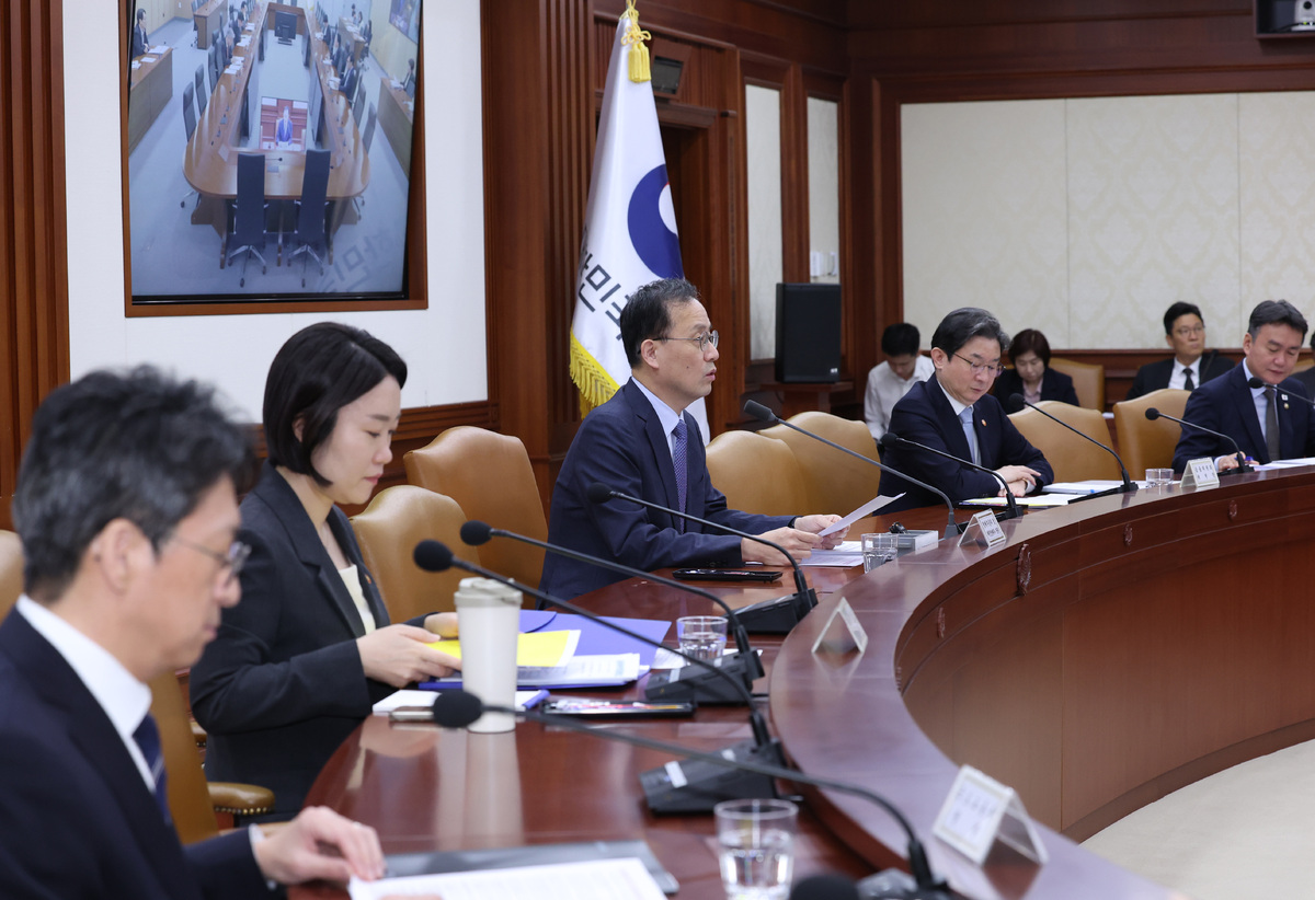 이형일 경제부총리 겸 재정경제부 장관이 1일 오전 서울 종로구 정부서울청사에서 비상경제본부회의 겸 경제관계장관회의를 주재하고 있다. 이날 이 부총리는&nbsp;민생 안정을 위한 ‘경제 원팀’&nbsp;총력 대응을 강조했다. 뉴시스
