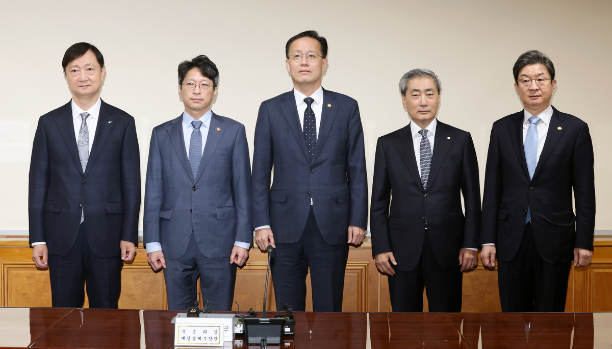 이형일(가운데) 경제부총리 겸 재정경제부 장관이 2일 서울 중구 은행회관에서 열린 시장상황점검회의에서 참석자들과 기념촬영 하고 있다. 왼쪽부터 이찬진 금융감독원장, 홍지선 국토교통부 장관, 이형일 경제부총리 겸 재정경제부 장관, 신현송 한국은행 총재, 이억원 금융위원장. 뉴시스