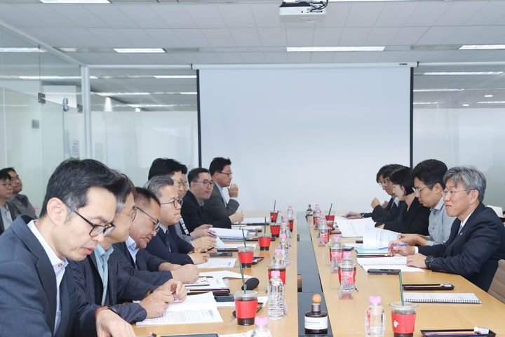 김이탁 국토부 제1차관(오른쪽 가운데)이&nbsp;2일 서울 용산 국토부·한국토지주택공사(LH) 합동 주택공급 태스크포스(TF) 회의실에서 LH와 서울주택도시공사(SH), 경기주택도시공사(GH), 인천도시공사(iH) 등 4대 공사와 제3차 공공주택 공급점검 TF 회의를 열었다.&nbsp;국토부 제공