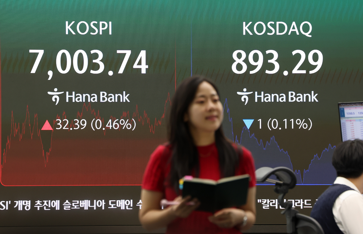 2일 오후 서울 중구 하나은행 딜링룸. 뉴시스 제공