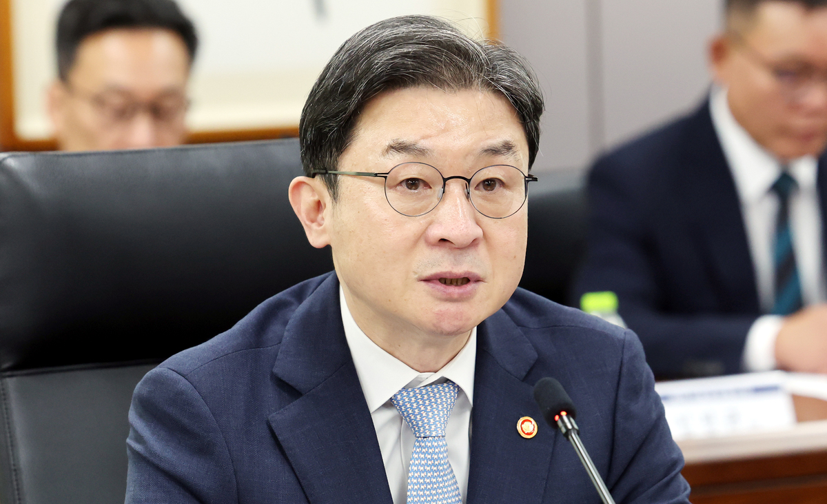 4일 오후 서울 종로구 정부서울청사에서 열린 최근 침해위협 대응 전금융권 긴급 점검회의에서 이억원 금융위원장이 모두발언을 하고 있다. 뉴시스
