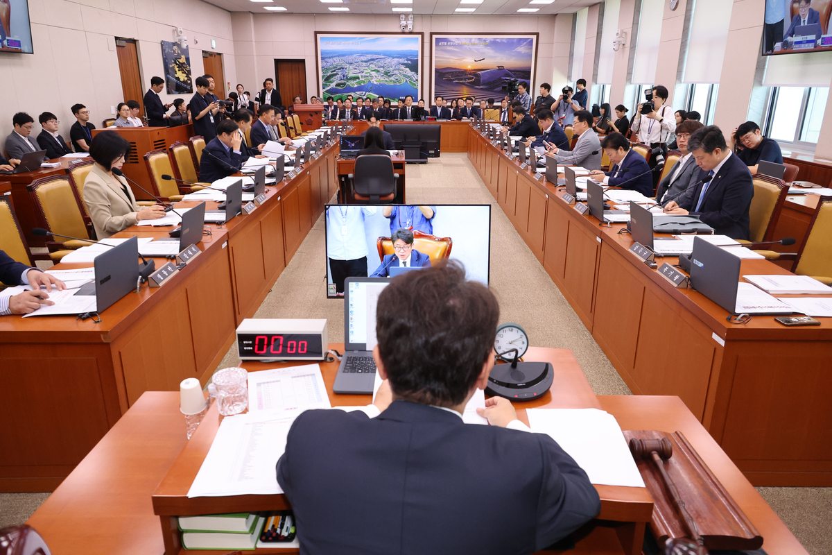 오는 7일 시작하는 국회 국토교통위원회 국정감사에선 수도권 집값 상승과 공급대책 등 부동산 문제를&nbsp;두고 여야 간 치열한 공방전이 예상된다. 지난달&nbsp;8일 여의도 국회에서 제439회국회(정기회) 국토교통위원회 제1차 전체회의가 열리고 있다. 뉴시스