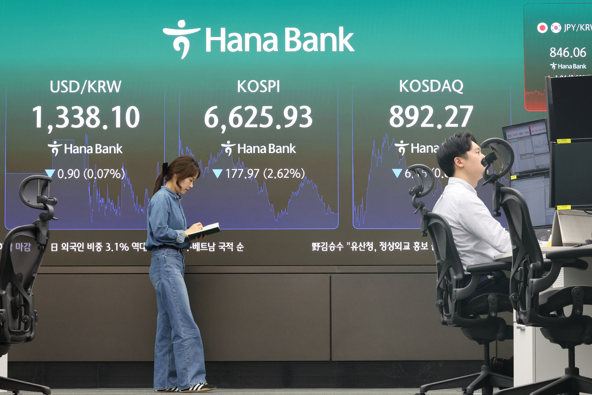 8일 오후 서울 중구 하나은행 딜링룸. 뉴시스