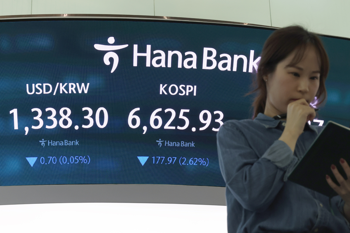 지난 8일 서울 중구 하나은행 딜링룸에서 딜러들이 업무를 하고 있다. 코스피는 177.97포인트(2.62%) 내린 6625.93에, 코스닥 지수는 6.16포인트(0.69%) 내린 892.27으로 정규장을 마쳤다. 뉴시스