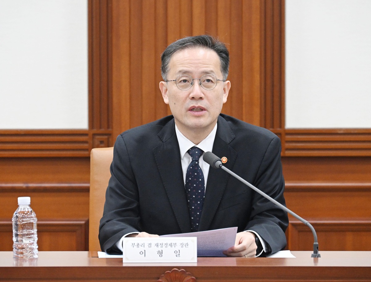 이형일 부총리 겸 재정경제부 장관이 12일 서울 종로구 정부서울청사에서 공급망안정화위원회를 주재하고 있다.&nbsp;재경부 제공