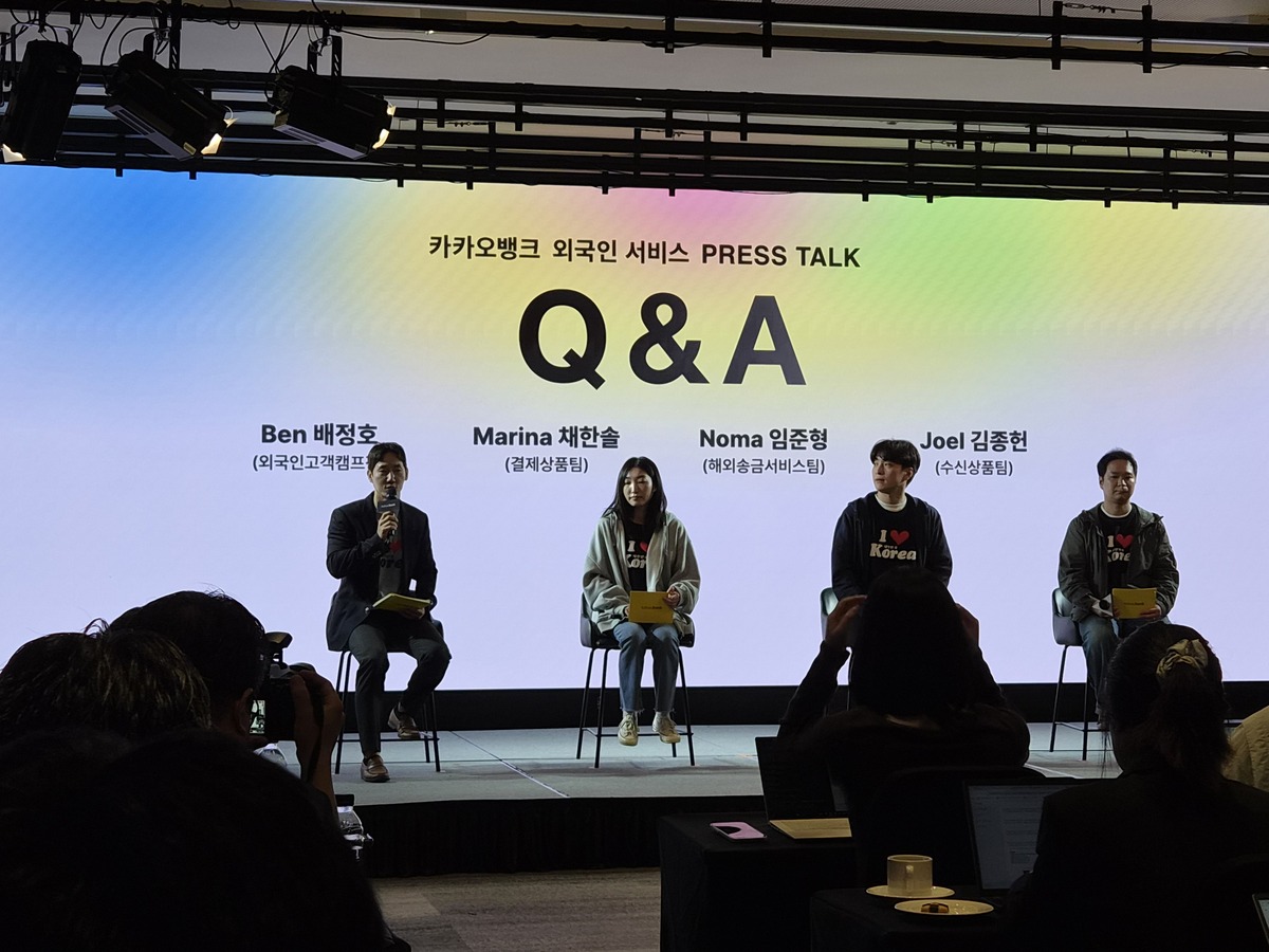 배정호 카카오뱅크 외국인고객캠프장(맨 왼쪽)이&nbsp;12일 서울 중구 을지로에 위치한 한 호텔에서 열린 기자간담회에서&nbsp;채한솔 결제상품팀 매니저, 임준형 해외송금서비스팀 매니저, 김종헌 수신상품팀 매니저와 함께&nbsp;취재진의 질문에 답하고 있다.&nbsp;현정민 기자
