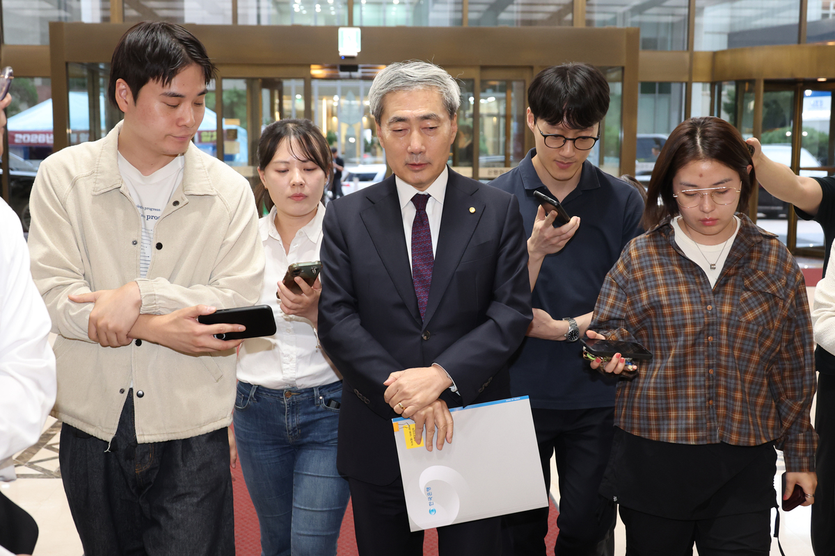 신현송 한국은행 총재가 지난달 28일 서울 은행연합회에서 열린 취임 후 첫 은행장 간담회에 참석하고 있다. 뉴시스