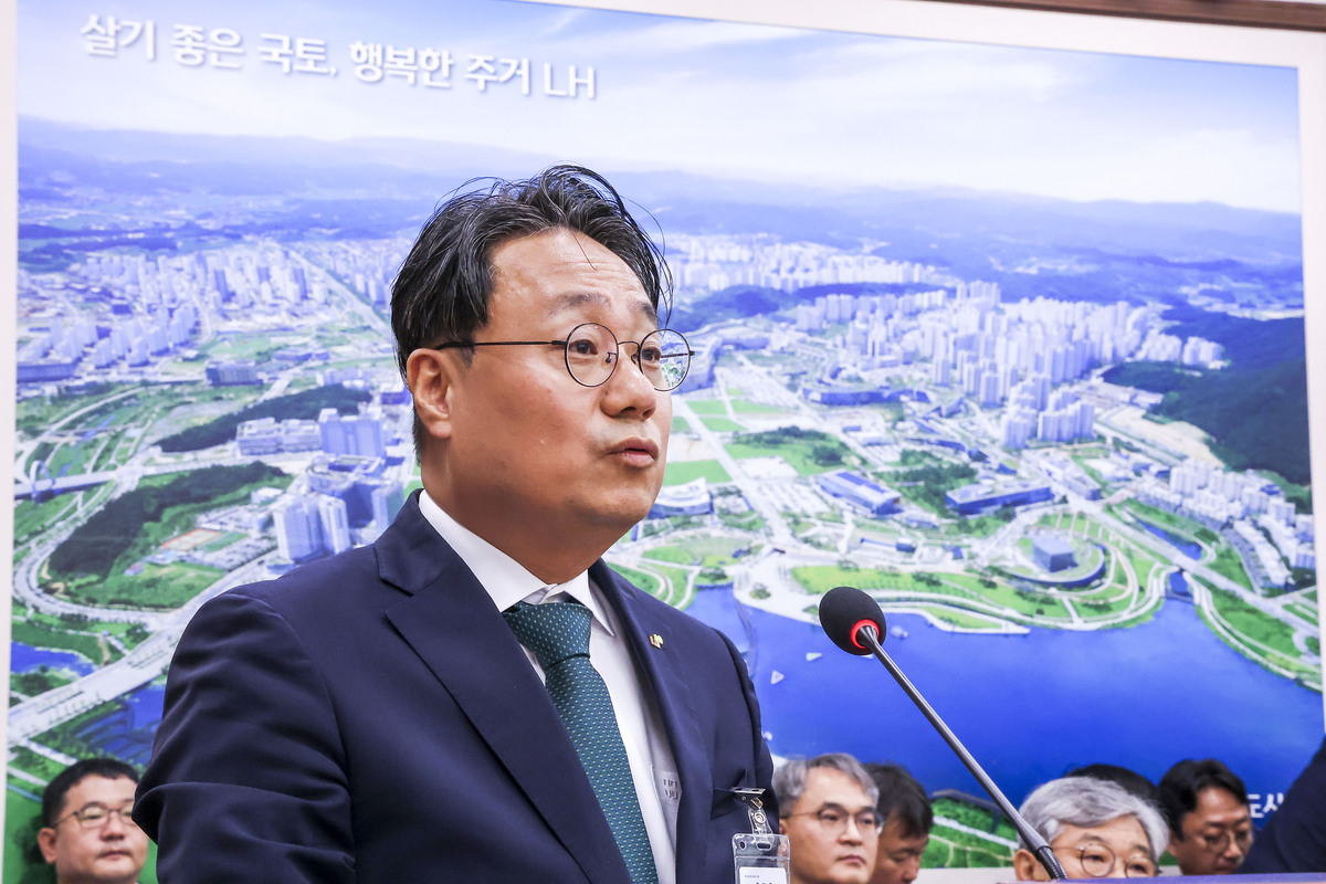 이성훈 한국토지주택공사 사장이 12일 서울 여의도 국회에서 열린 국회 국토교통위원회의 한국토지주택공사 등에 대한 국정감사에서 업무보고를 하고 있다. 뉴시스