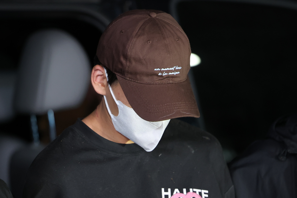 11일 장모를 살해하고 아내를 차량에 태워 도주한 혐의를 받는 20대 남성이 경찰에 체포된 뒤&nbsp;송파경찰서로 압송되고 있다. 사진=뉴시스