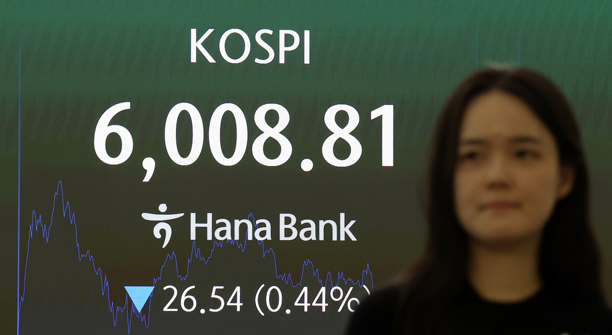 코스피가 26.54포인트(0.44%) 하락한 6008.81포인트에 거래를 마감한 14일 오후 서울 중구 하나은행 본점 딜링룸 전광판에서 시황이 표시되고 있다. 사진=뉴시스