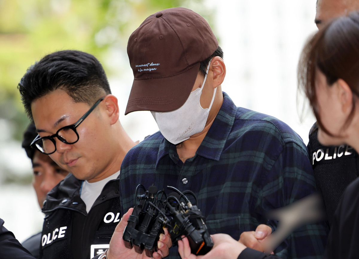 장모를 살해하고 아내를 차량에 태워 도주한 혐의를 받는 20대 남성이 13일&nbsp;동부지방법원에서 열린 구속 전 피의자 심문에 출석하고 있다.&nbsp;사진=뉴시스