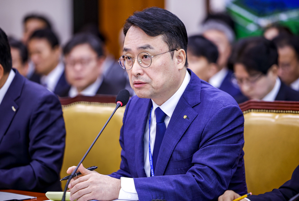 국토교통부가 주간 아파트 가격 통계 개편을 두고 추가 의견수렴을 거쳐 개편 방향을 정하기로 했다. 이와 관련해 이헌욱 한국부동산원 원장이 15일 서울 여의도 국회에서 열린 국토교통위원회의 한국부동산원 등에 대한 국정감사에서 말하고 있다. 뉴시스