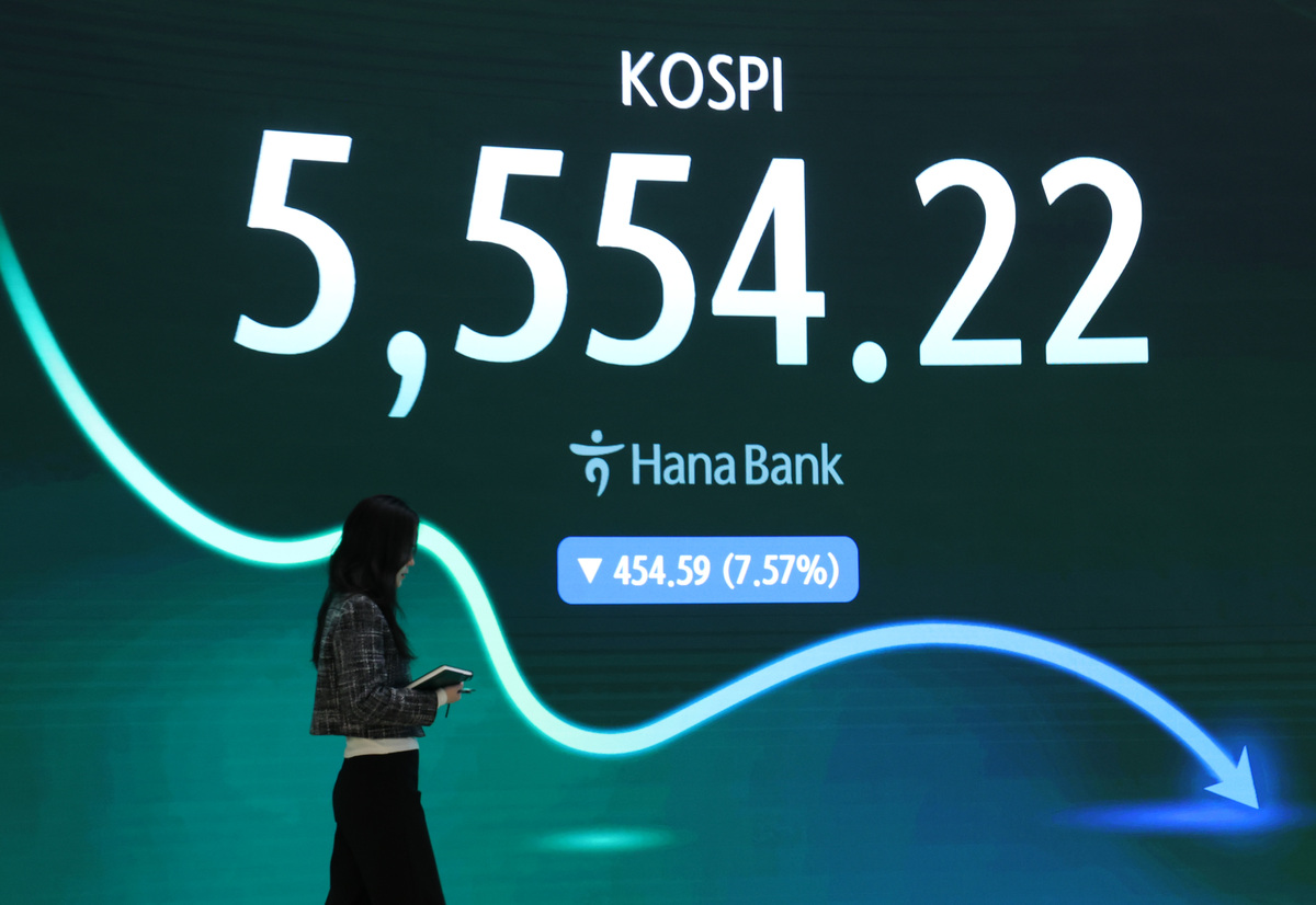 코스피가 454.59포인트(7.57%) 하락한 5554.22에 마감한 15일 오후 서울 중구 하나은행 딜링룸에 지수가 표시돼 있다. 뉴시스