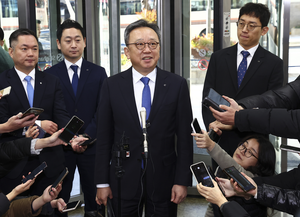 정상혁 신한은행장이 지난해 말 서울 중구 신한금융지주회사 사옥에서 취재진 질문에 답하고 있는 모습. 뉴시스