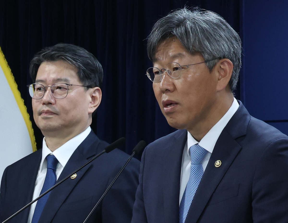 김이탁 국토교통부 1차관이 16일 오후 서울 종로구 정부서울청사에서 열린 제1차 주택공급 정례브리핑에서 전월세시장 안정과제 추진상황 등을 발표하고 있다. 왼쪽은 김용수 국무조정실 국무2차장. 뉴시스