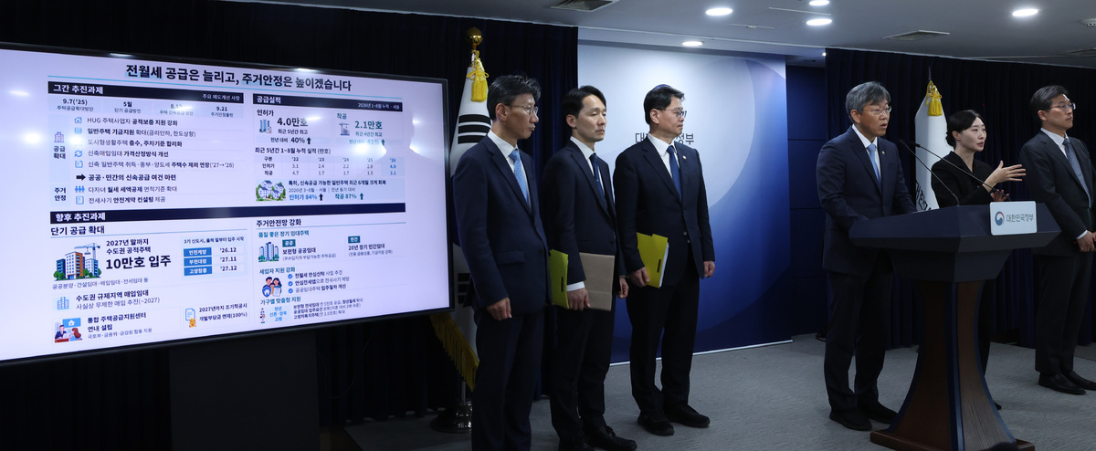 김이탁 국토교통부 1차관이 16일 오후 서울 종로구 정부서울청사에서 열린 제1차 주택공급 정례브리핑 ‘내 집 어디에 있나’에서 공급 상황을 발표하고 있다. 뉴시스