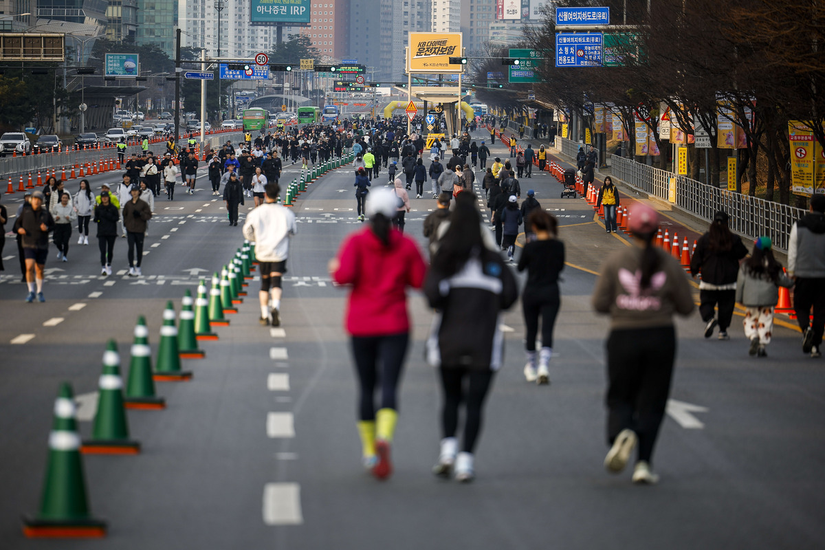 지난 3월 서울 영등포구 여의대로에서 러닝 중인 시민들. (위 사진은 기사 내용과 무관함)&nbsp;사진=뉴시스