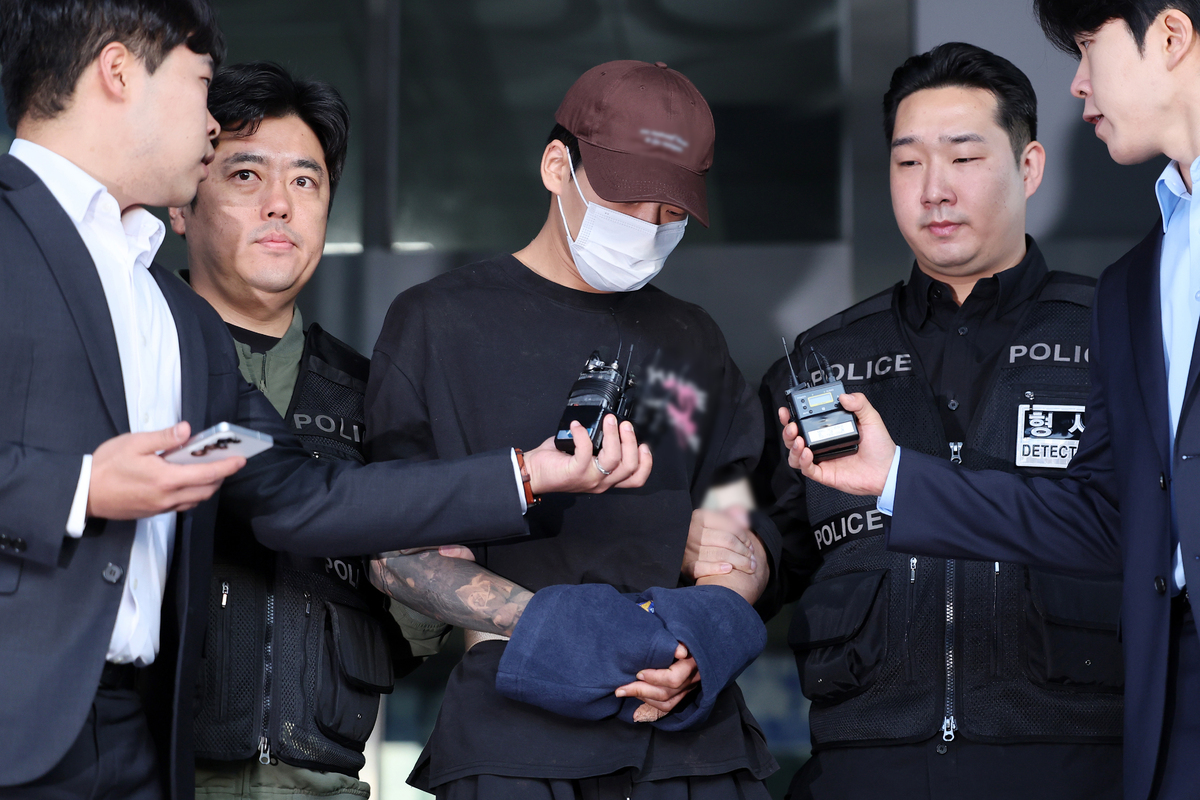 장모 살해, 아내 납치 혐의를 받는 김성우가 20일 송파경찰서에서 서울동부지방공소청으로 송치되고 있다. 사진=뉴시스