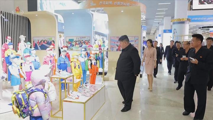 북한 조선중앙TV는 김&nbsp;위원장이 지난 19일 경공업 부문 의류·신발 전시회장에 방문했다고 20일 보도했다.&nbsp;사진=조선중앙TV 캡처