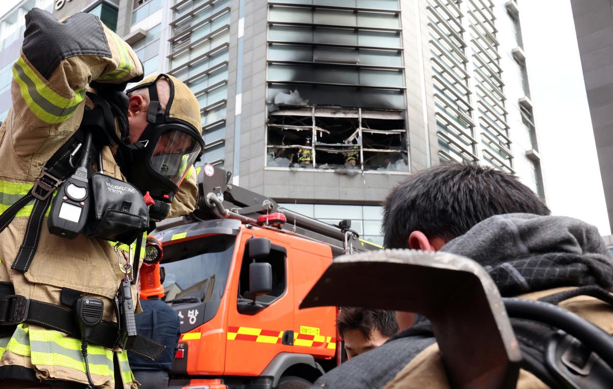 20일 강남구 역삼동에서 소방대원들이 화재를 진압하고 있다. 사진=뉴시스
