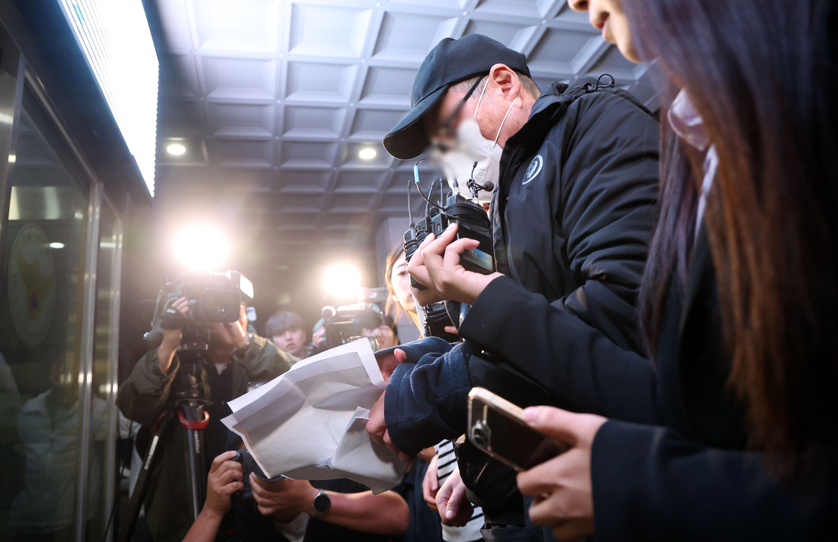 역삼동 빌딩 방화 혐의로 체포된 70대 남성이 20일 수서경찰서로 압송되고 있다. 사진=뉴시스