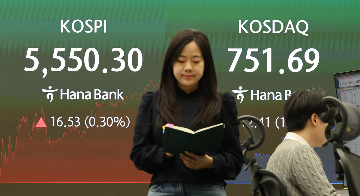 23일 서울 중구 하나은행 딜링룸에서 딜러들이 업무를 보고 있다. 뉴시스