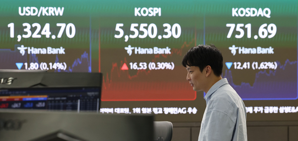 23일 서울 중구 하나은행 딜링룸에서 딜러들이 업무를 보고 있다. 뉴시스