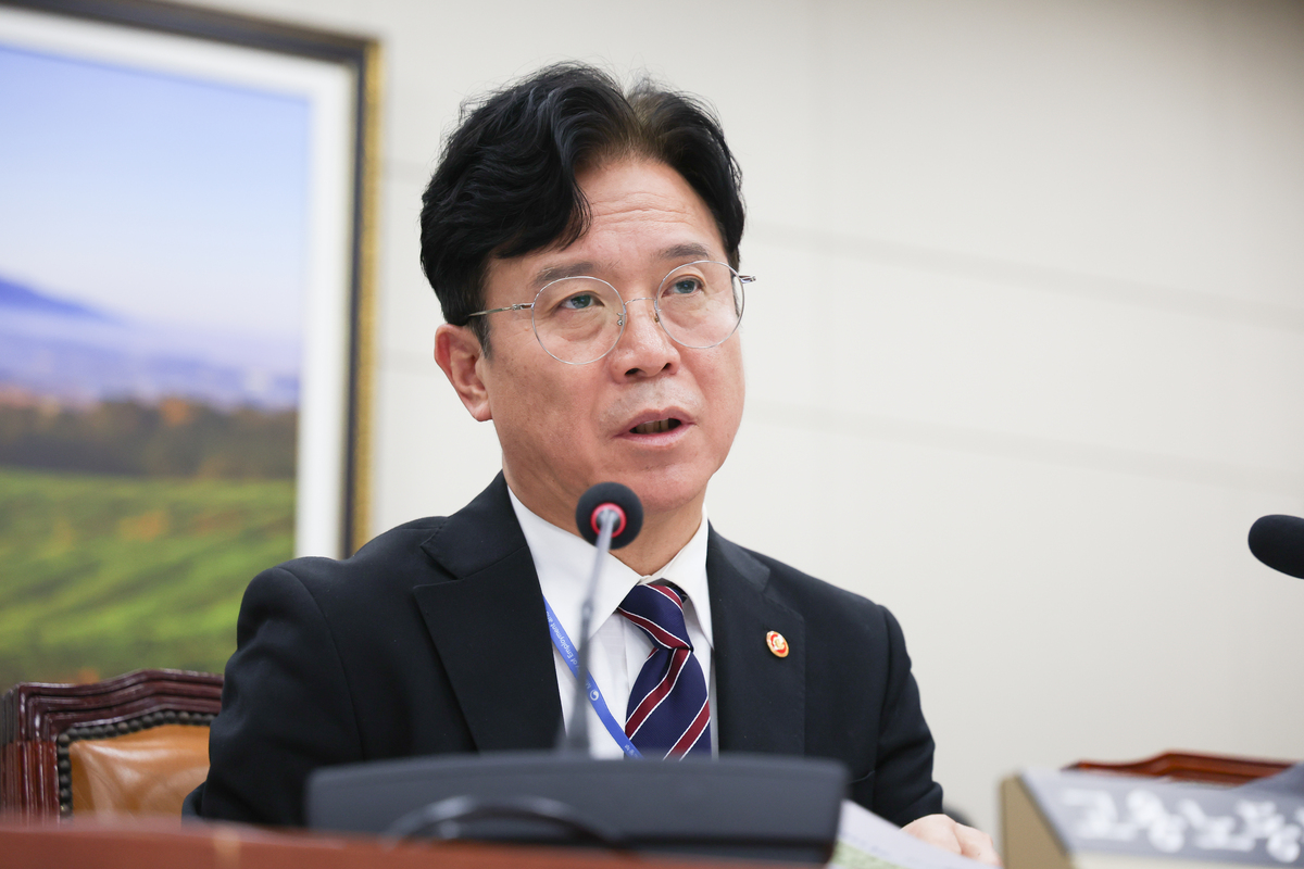 김영훈 고용노동부 장관이 27일 서울 여의도 국회에서 열린 노동부 대상 종합국정감사에서&nbsp;질의에 답하고 있다. 뉴시스