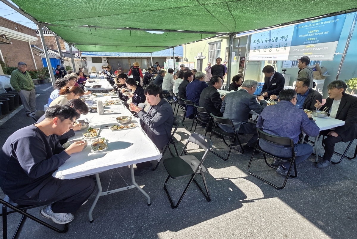 부여군 은산1리 마을회관에서&nbsp;′은산1리 국수상품 개발 교육′ 품평회가 열렸다. 사진= 부여군 제공