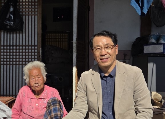 왼쪽부터 임진철 어르신, 강희천 금성면장. 사진= 금산군 제공