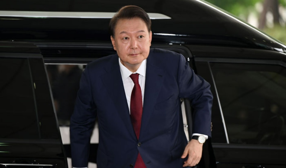 尹, 특검보와 10여분 면담후 조사…경찰 '체포저지'부터 조사