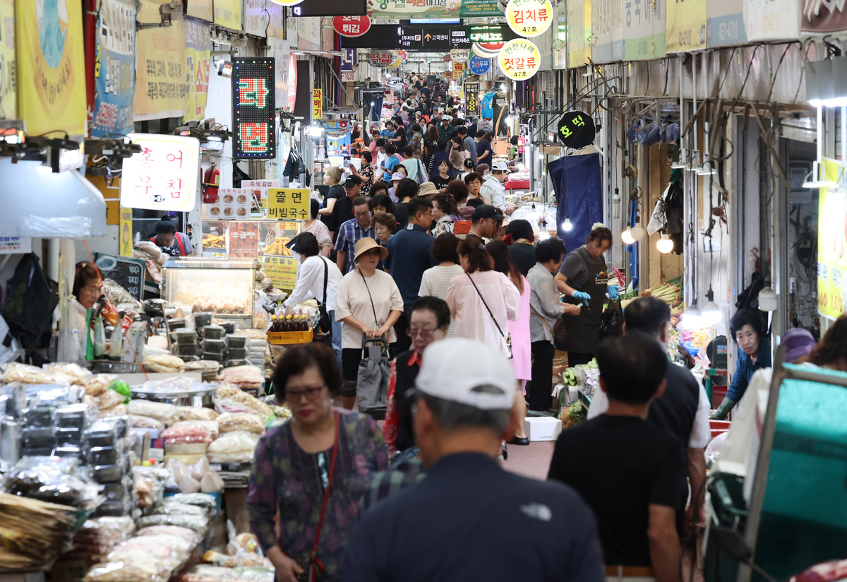 소비쿠폰 효과에 소매판매 13분기 만에 반등…내수 지표 회복할까
