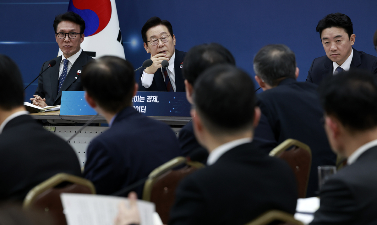 기재부 첫 대통령 업무보고…“첨단산업 지주사 규제특례 마련…금산분리 금융적 완화” 