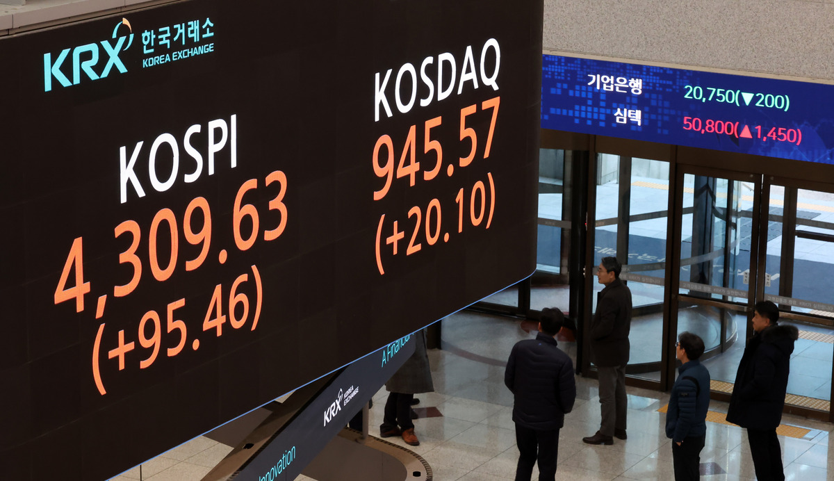 코스피, 새해 첫 거래일 4300선 신기록…삼성전자 7% 급등