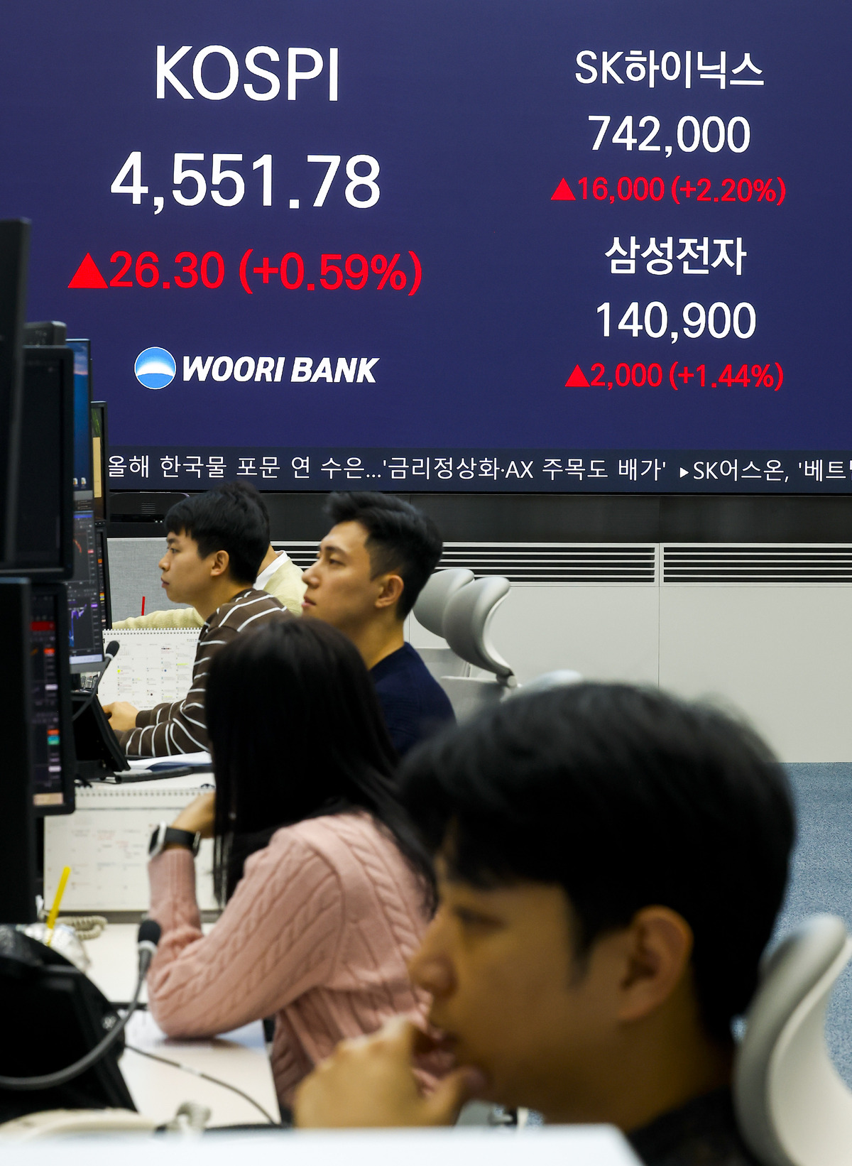 ‘반도체 쌍두마차’ 삼성전자·SK하이닉스가 이끈 4분기…국민연금 주식 평가액 70조 증가