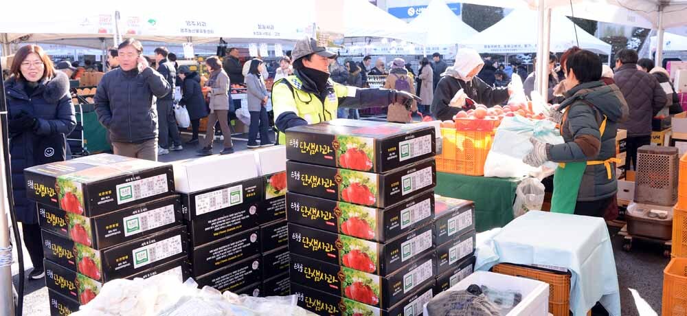 상품을 구매하는 시민들.