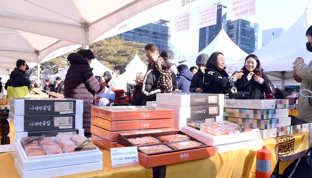 상품을 구매하는 시민들.