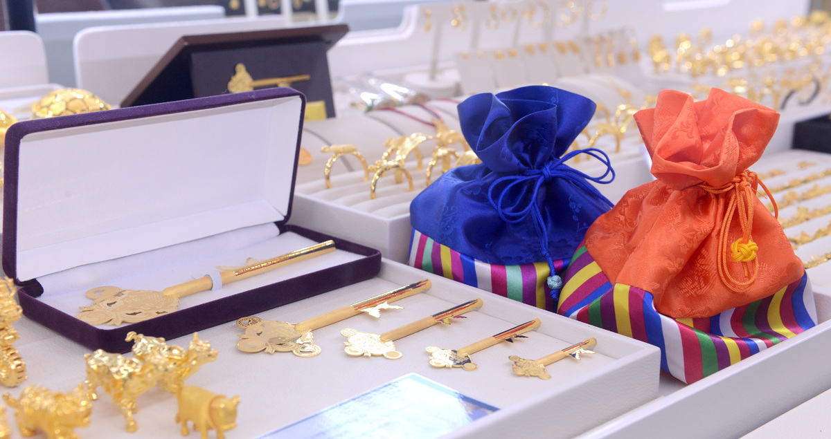 3일 서울 종로구 한국금거래소 본점에 금 제품들이 진열돼 있다. 김두홍 기자