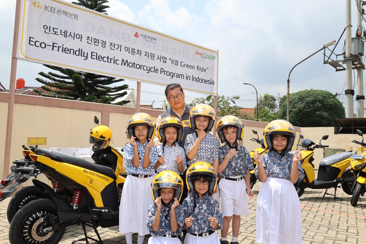지난 3일 인도네시아 자카르타 단비초등학교에서 열린 전달식에서 KB손해보험 곽종득 인도네시아 법인장(맨 뒷줄)과 안전모를 지원받은 현지 학생들이 기념촬영을 하고 있다. KB손해보험 제공