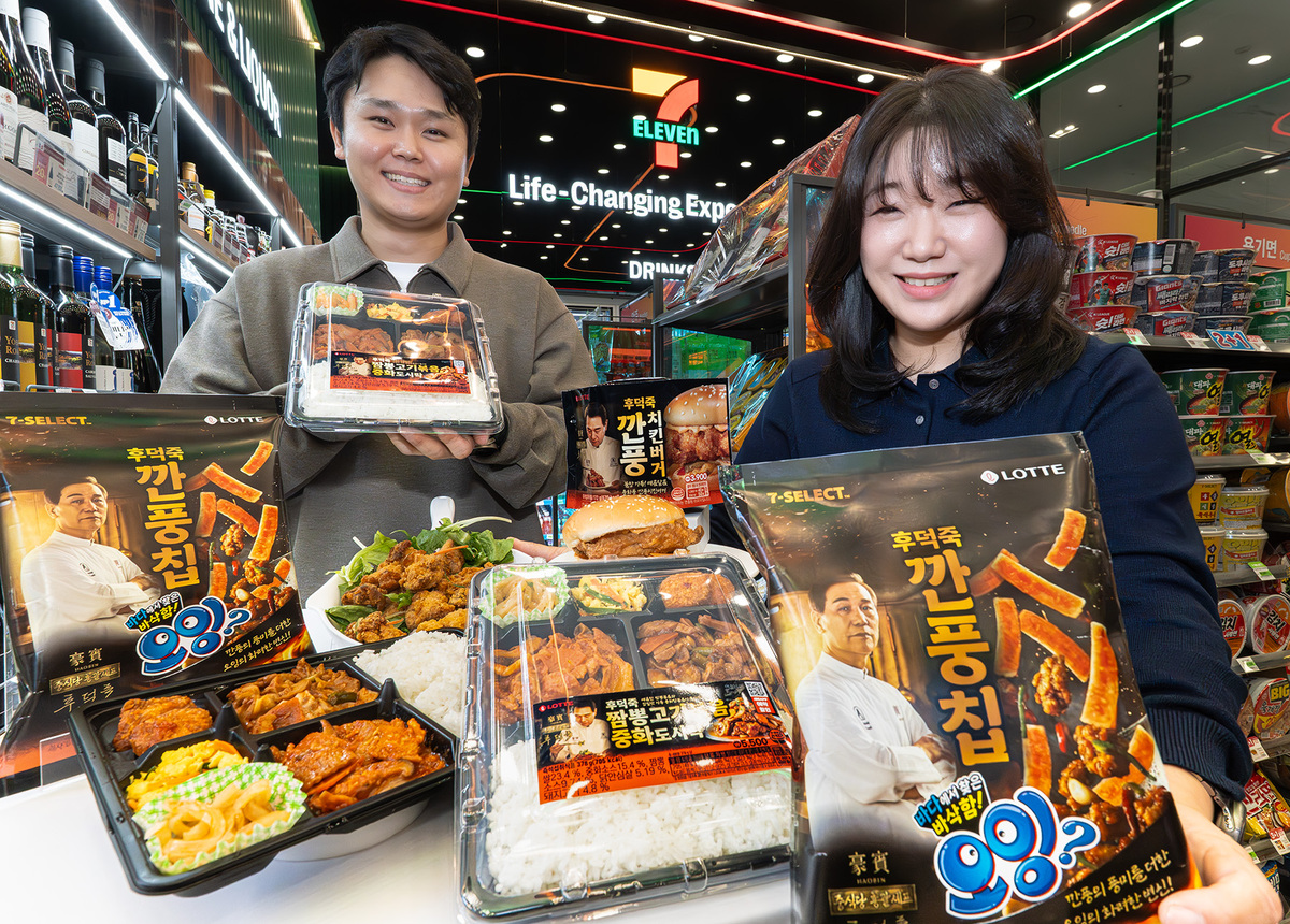 모델들이 세븐일레븐의 후덕죽 셰프 컬래버레이션 간편식을 소개하고 있다. 지난달 21일 출시된 삼각김밥과 김밥은 2주 만에 15만개 판매고를 기록했다. 세븐일레븐 제공