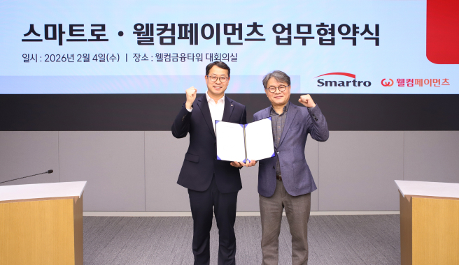 지난 4일 웰컴페이먼츠 최문용 대표이사와 스마트로 장길동 대표이사가 업무협약식 후 기념촬영을 하고 있다. 웰컴페이먼츠 제공