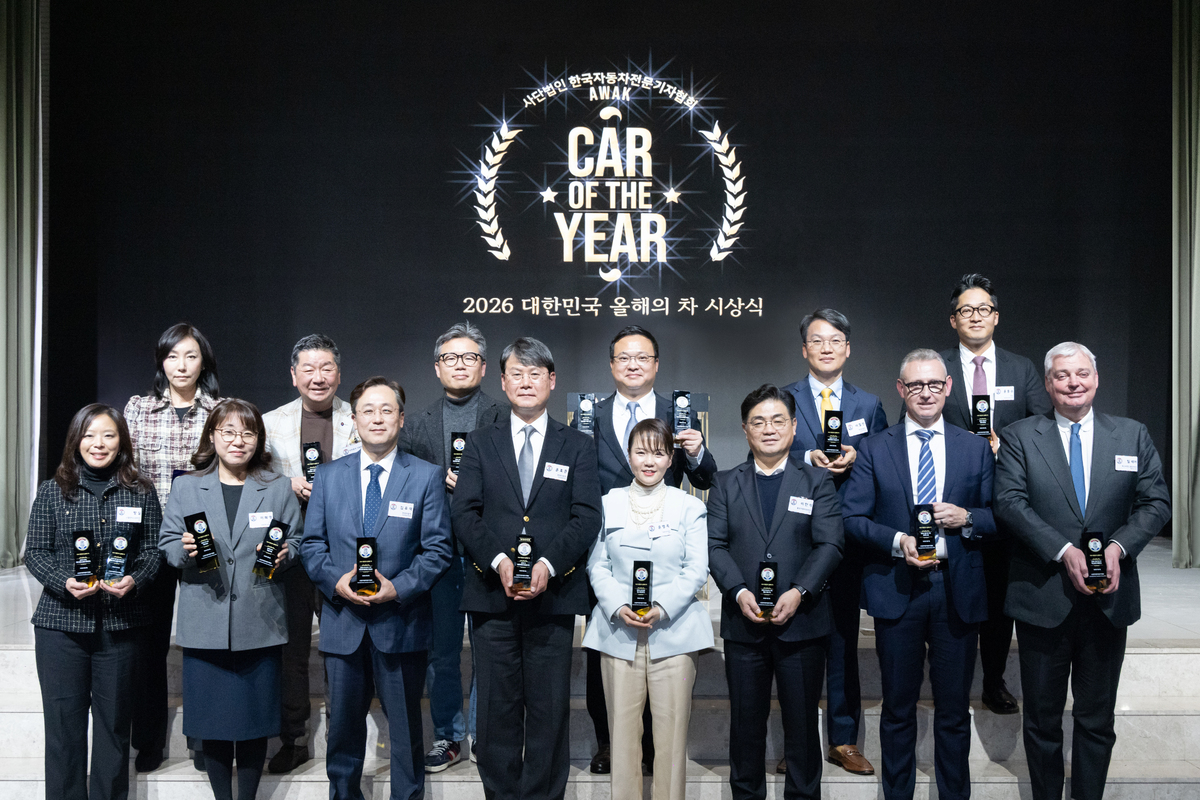 상희정 르노코리아 부사장, 다카유키 기무라&nbsp;마세라티 코리아 총괄, 민상기 현대자동차그룹 FMS 사업팀장, 박준우 현대자동차 N매니지먼트실장, 이철민&nbsp;현대자동차&nbsp;국내마케팅실장, 윤동수&nbsp;기아 국내커뮤니케이션팀장,&nbsp;틸 셰어 폭스바겐그룹코리아 대표이사 사장,&nbsp;스티브 클로티&nbsp;아우디 코리아 사장,&nbsp;이만식&nbsp;볼보자동차코리아&nbsp;전무,&nbsp;윤명옥 GM한국사업장 전무,&nbsp;윤효준 현대자동차 국내사업본부장,&nbsp;김우석 현대자동차 국내상품실장,&nbsp;이혜영 기아&nbsp;국내마케팅실장,&nbsp;방실&nbsp;스텔란티스코리아 대표(위 왼쪽부터 시계방향으로)가 지난 4일&nbsp;서울 중구 장충동 크레스트72에서 열린 ‘2026 대한민국 올해의 차’&nbsp;시상식에서 기념사진을 촬영하고 있다.&nbsp;한국자동차전문기자협회 제공