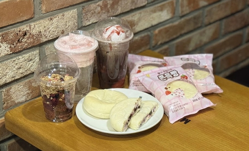 메가MGC커피의 ‘딸기 크림치즈 쫀득빵’과 딸기시즌 메뉴들. 메가MGC커피 제공