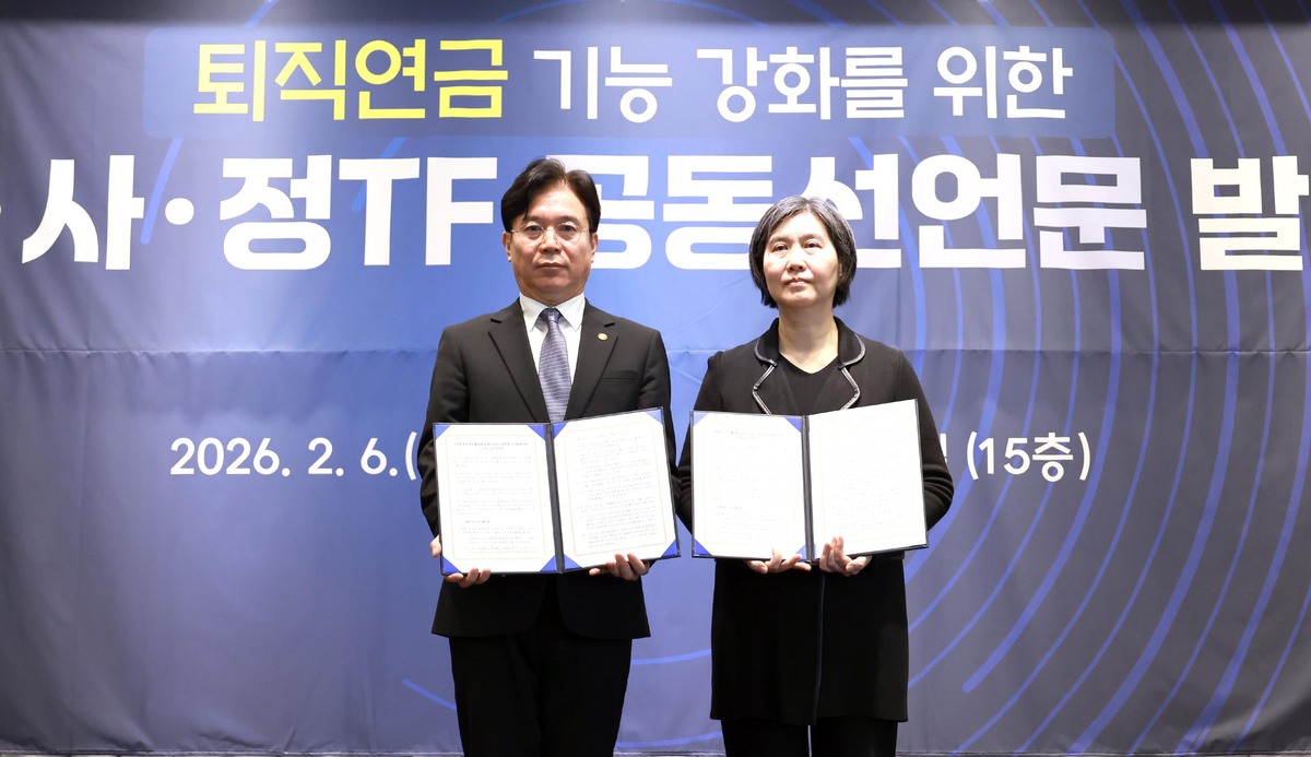 김영훈 고용노동부 장관과 장지연 노사정 태스크포스(TF) 위원장이 6일 서울 여의도 켄싱턴 호텔에서 열린 '퇴직연금 기능 강화를 위한 노사정 TF 공동선언문 발표'에 참석해 기념촬영 하고 있다. 고용노동부 제공