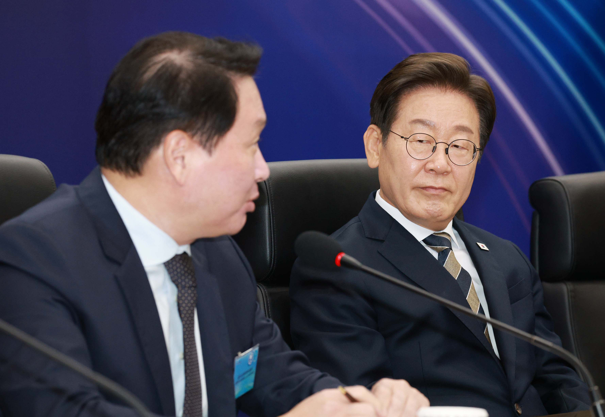 이재명 대통령이 지난해 6월 20일 울산전시컨벤션센터에서 열린 AI글로벌 협력 기업 간담회에서 최태원 SK그룹 회장의 발언을 듣고 있다. 뉴시스