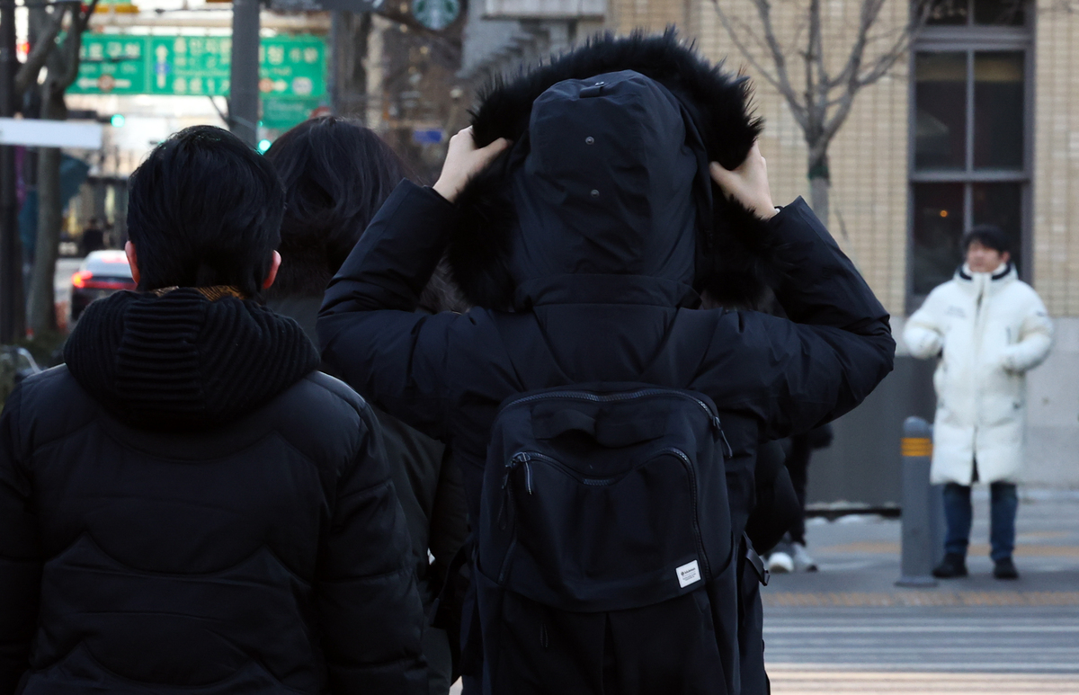 서울 종로구 세종대로 사거리에서 시민이 점퍼의 모자를 쓰고 있다. 뉴시스