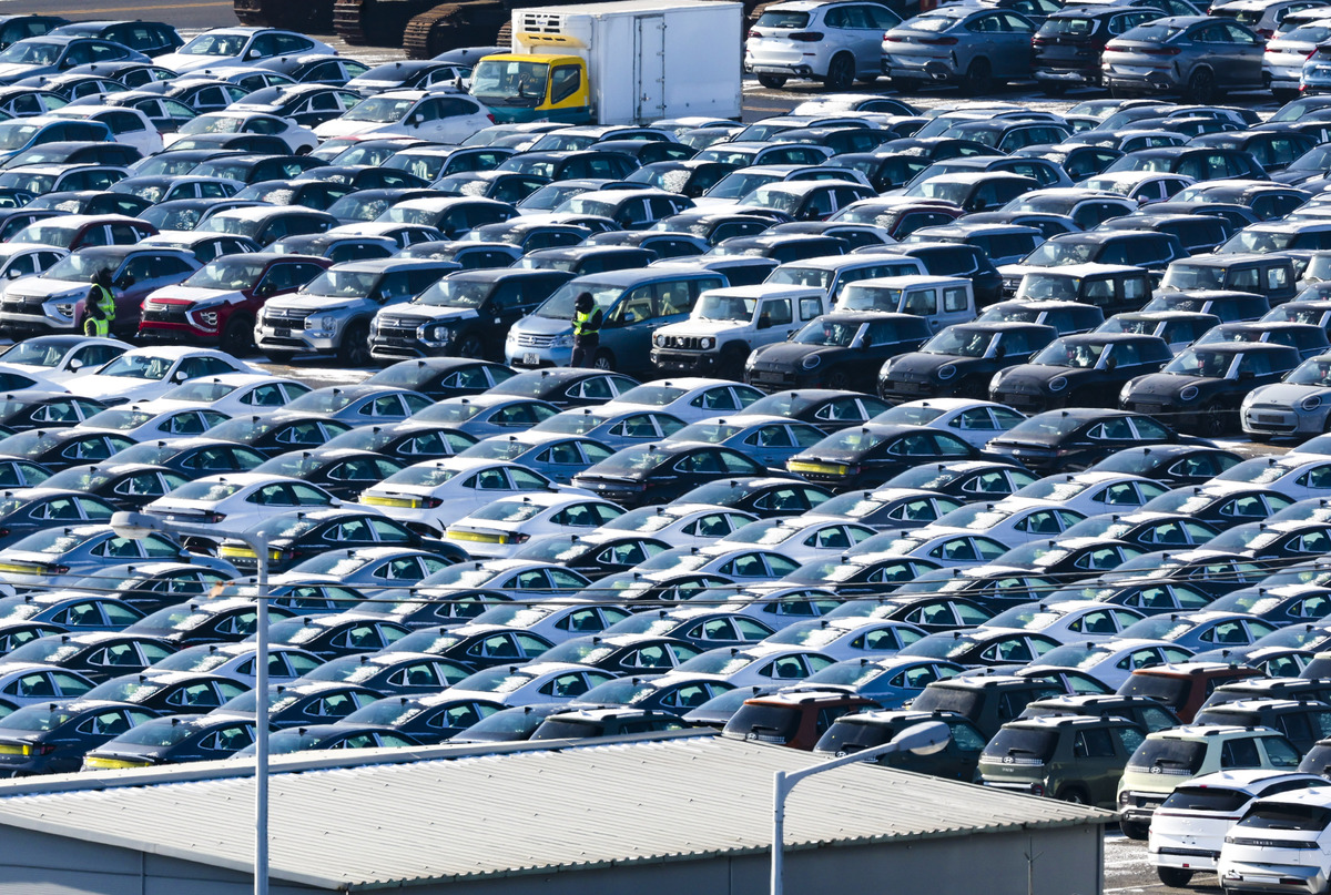 경기 평택시 평택항에 자동차가 세워져 있다. 뉴시스