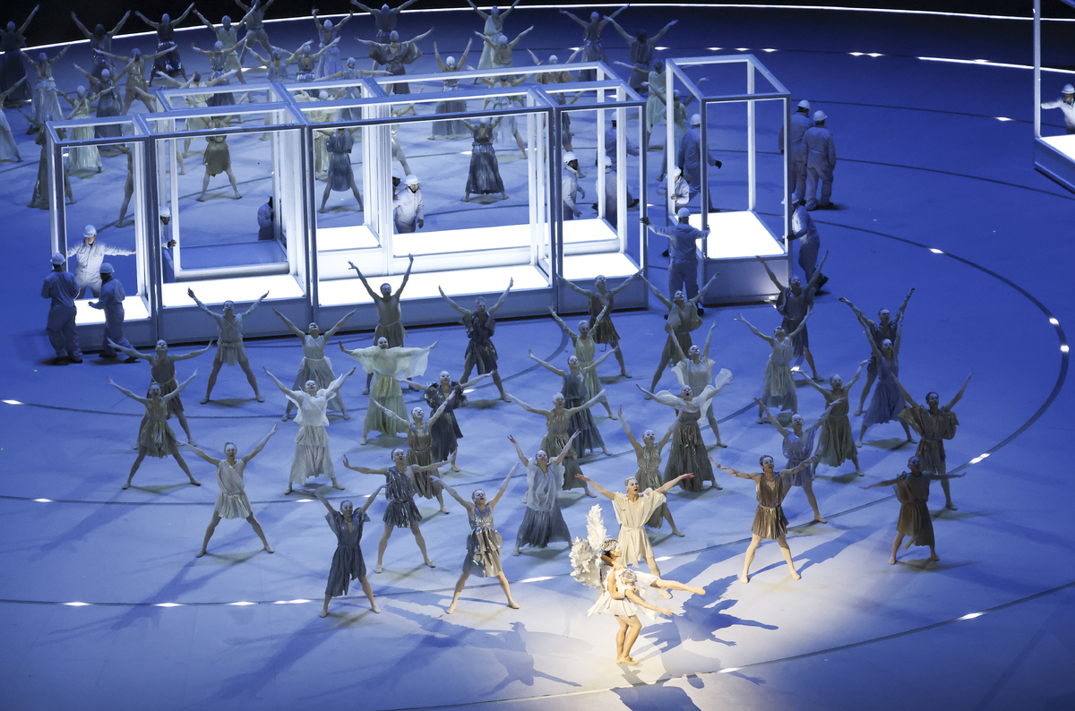 [밀라노=뉴시스] 김근수 기자 = 2026 밀라노·코르티나 담페초 동계올림픽 개막식이 열린 6일(현지 시각) 이탈리아 밀라노 산 시로 스타디움에서 개막식 공연이 펼쳐지고 있다. 이번 개막식은 도시와 자연, 인간과 기술이 하나 되는 감동적인 무대를 통해 전 세계에 평화와 연대의 메시지를 전한다. 2026.02.07. ks@newsis.com