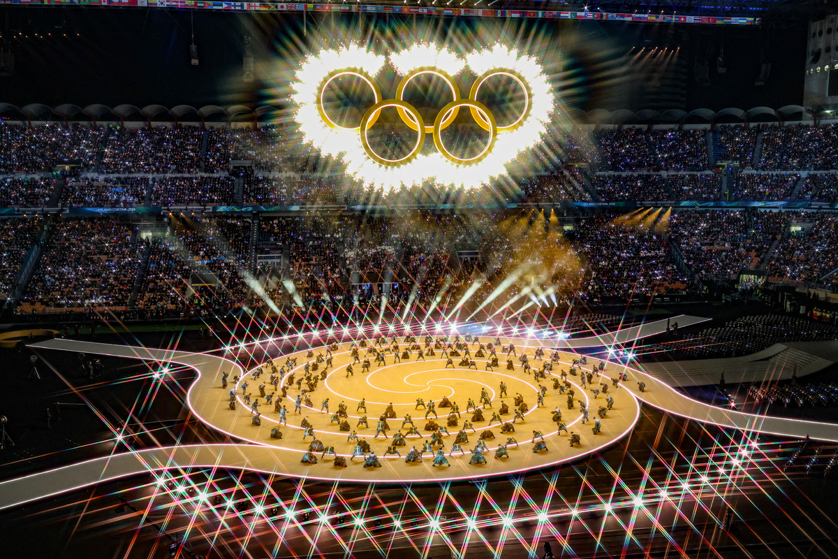 [밀라노=뉴시스] 김근수 기자 = 2026 밀라노·코르티나 담페초 동계올림픽 개막식이 열린 6일(현지 시각) 이탈리아 밀라노 산 시로 스타디움에서 개막식 공연이 펼쳐지고 있다. 이번 개막식은 도시와 자연, 인간과 기술이 하나 되는 감동적인 무대를 통해 전 세계에 평화와 연대의 메시지를 전한다. 2026.02.07. ks@newsis.com